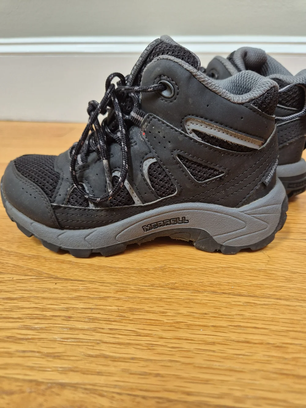 Merrell Oakcreek Mid Lace Waterproof Hiking Boots Black 11.5 Toddler EUC